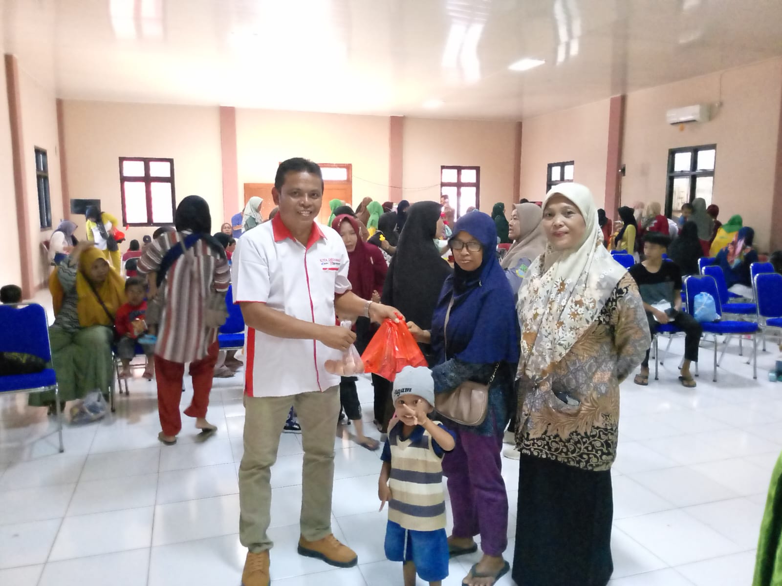 Bantuan susu dan telur untuk anak stunting kecamatan Cibarusah